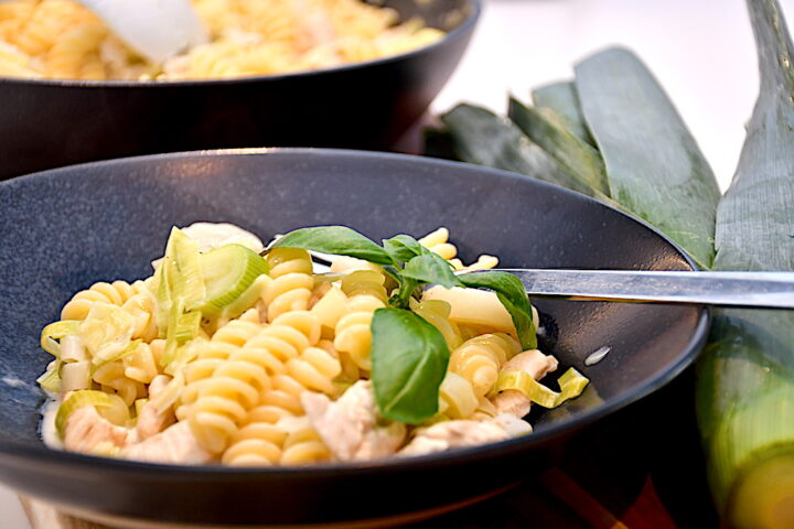 billede med pasta med porrer og kylling