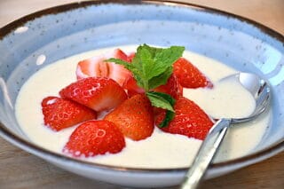 billede med creme anglaise med jordbær