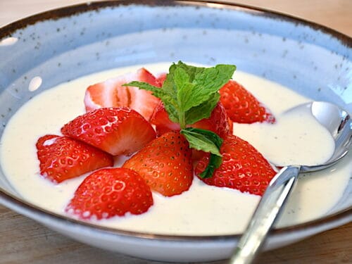 billede med creme anglaise med jordbær