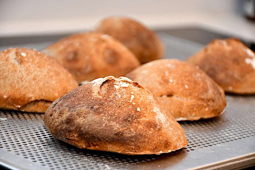 billede med hjemmebagte surdejsboller.