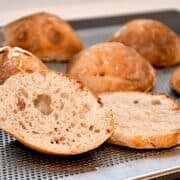 Billede af surdejsboller.