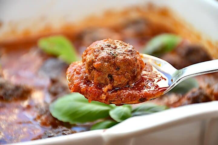 Billede af italienske kødboller i tomatsauce.
