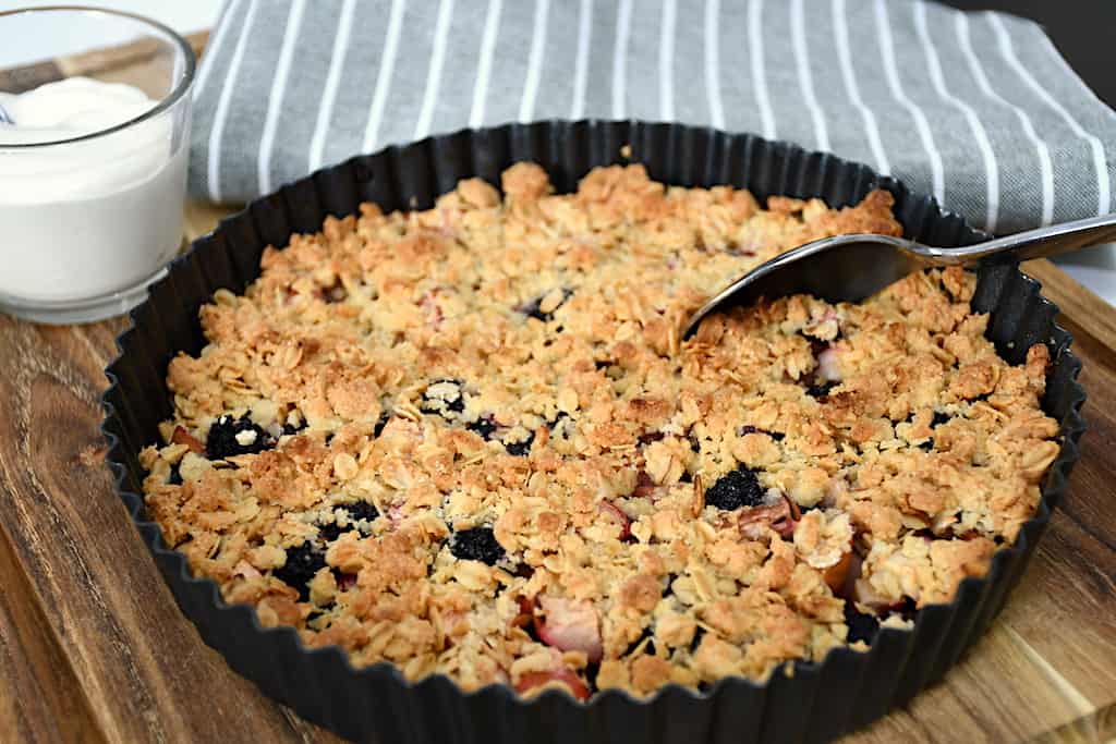 Crumble med brombær og æble