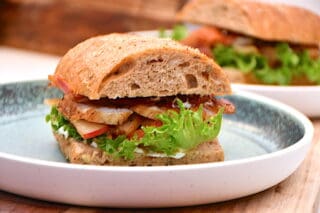 sandwich med kylling og bacon