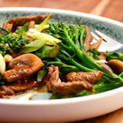 Wokret med kalvekød, broccolini og ris