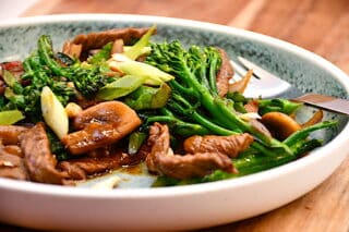Wokret med kalvekød, broccolini og ris