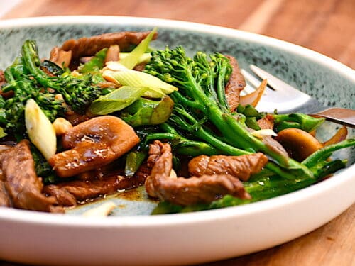 Wokret med kalvekød, broccolini og ris