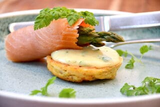 kartoffelbund med røget laks og asparges