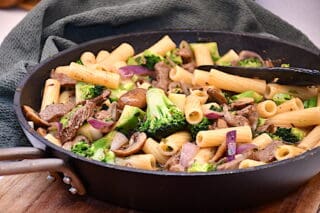 pastaret med okse og broccoli