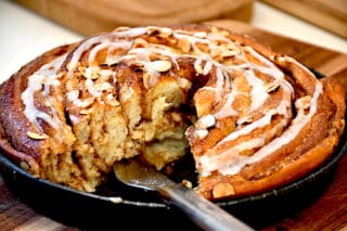 et billede med kæmpe kanelsnegl