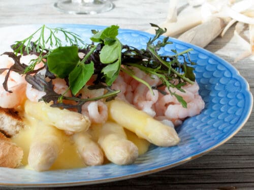 hvide asparges med rejer og mousseline