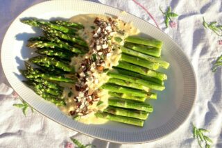 Asparges med parmesansauce