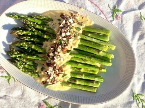 Asparges med parmesansauce