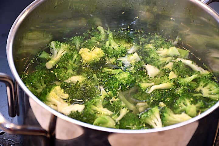 broccolibuketter dampes inden de kommes i tærten