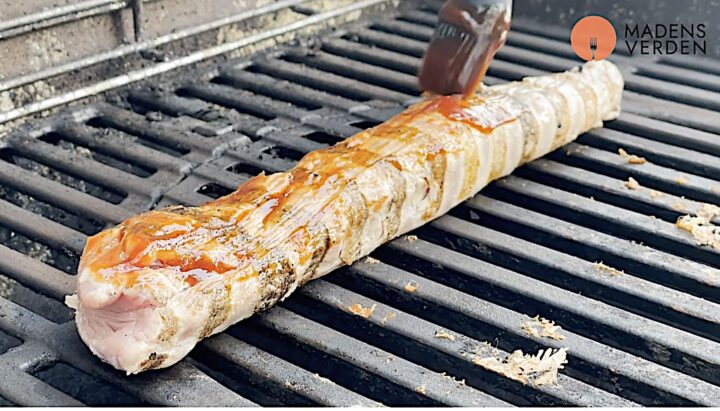 den grillede svinemørbrad pensles med barbecue