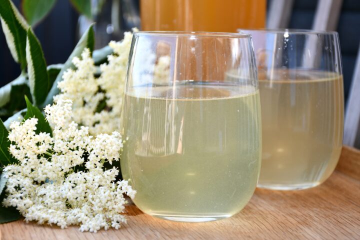 Hyldeblomstsaft i glas