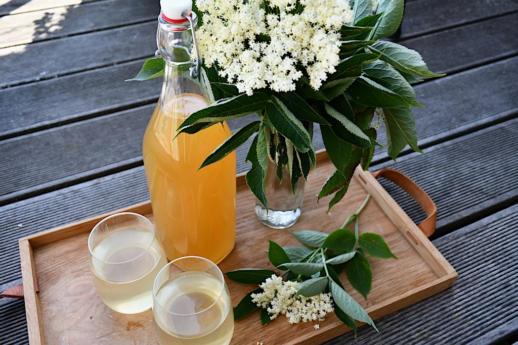Hyldeblomstsaft på bakke