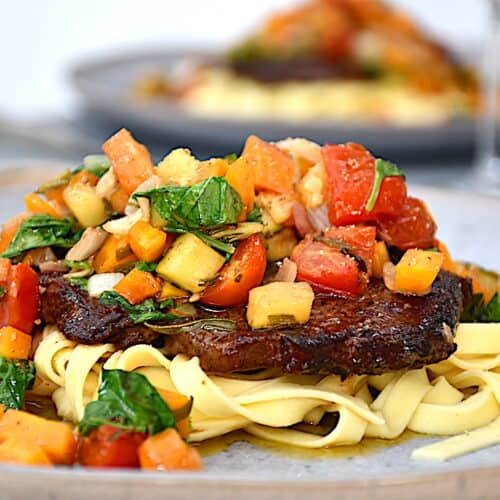 Italiensk bøf med pasta og grøntsager