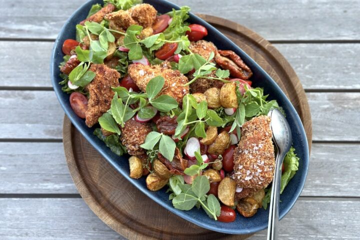 sprød kyllingesalat med kartofler