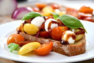 italiensk bruschetta med tomat
