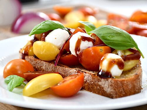 italiensk bruschetta med tomat