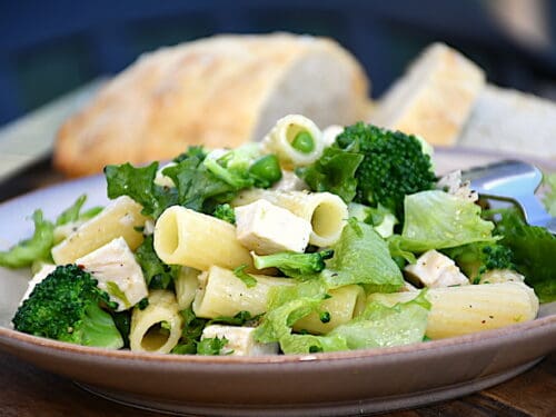 pastasalat med kylling og broccoli