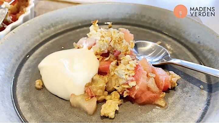 servering af rabarbercrumble