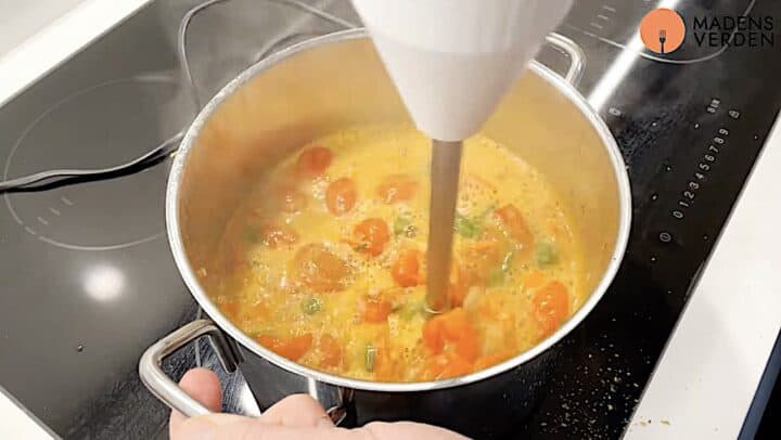 blend tomatsuppen i gryden