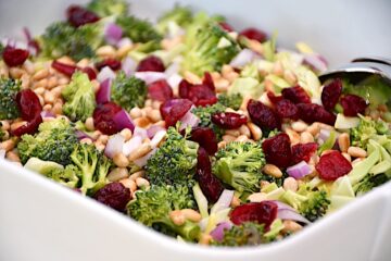 spidskålssalat med broccoli og dressing