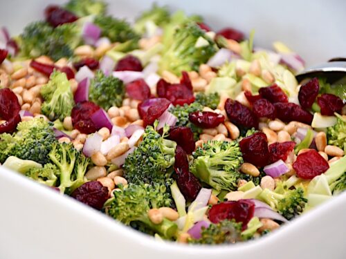 spidskålssalat med broccoli og dressing