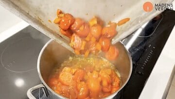 tomater bages og kommes i en gryde