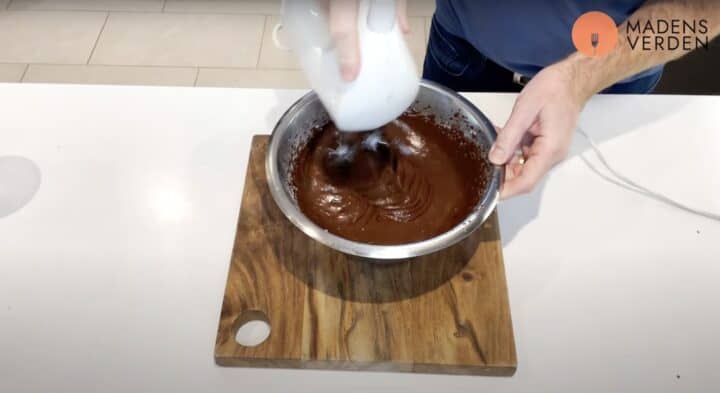 chokoladekagedejen piskes godt sammen