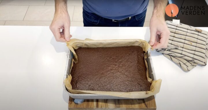 den bagte chokoladekage køles lidt af