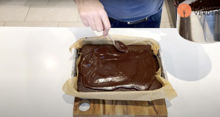 giv gerne chokoladekagen et lag glasur