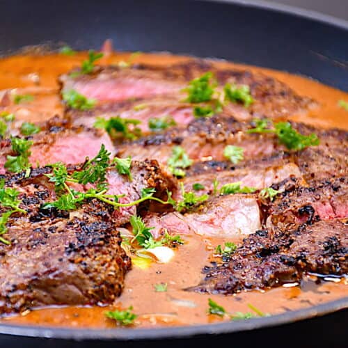 Peberbøf i cognacsauce med tilbehør Peberbøf i cognacsauce med tilbehør