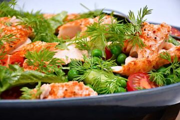 salat med laks og ærter