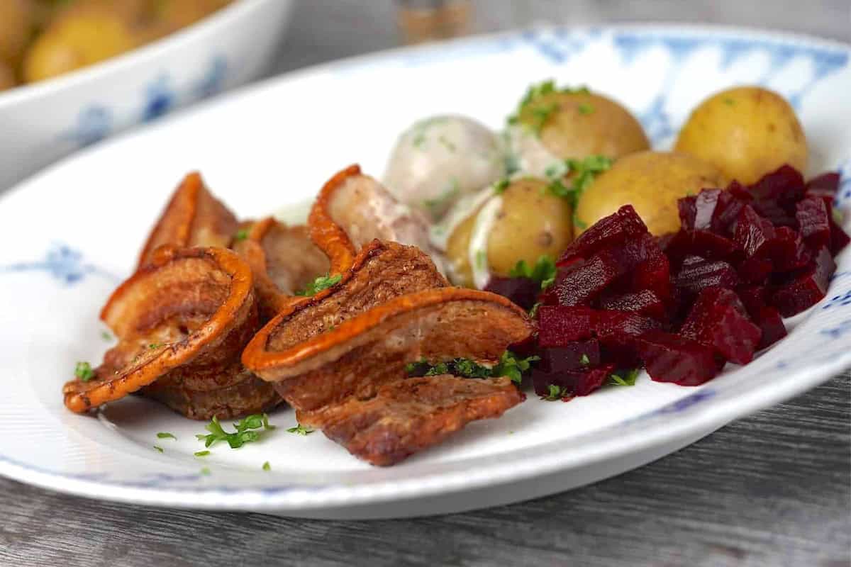 Servering af steget flæsk i airfryer.