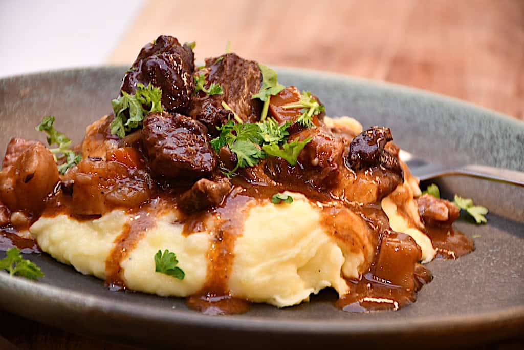 Billede af Boeuf Bourguignon serveret med kartoffelmos.