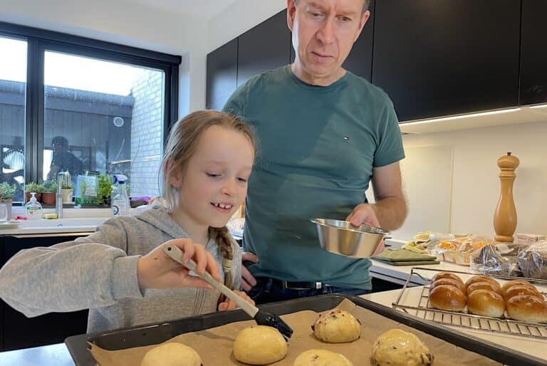 Billede af far og datter, der bager boller i efterårsferie