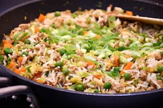 risret med svinekød og spidskål