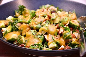 billede til kålsalat med mandler og sennep