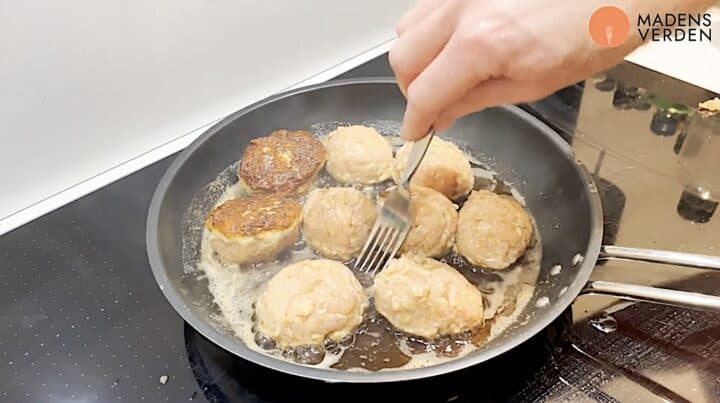 stegetiden på kyllingefrikadeller er 5 minutter på hver side