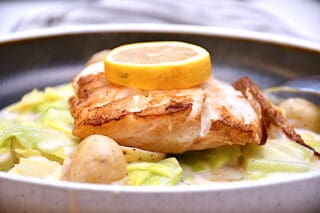 Stegt torsk med spidskål og kartofler