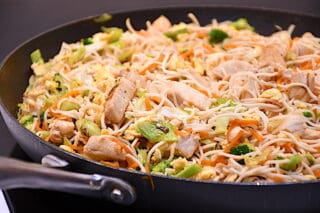 stegte nudler med æg og kylling