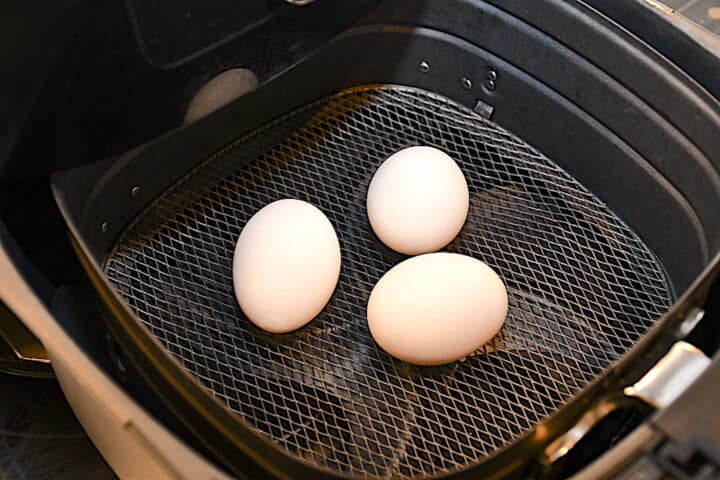 billede med æg i airfryer