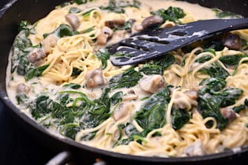 hvidløgspasta med spinat og champignon