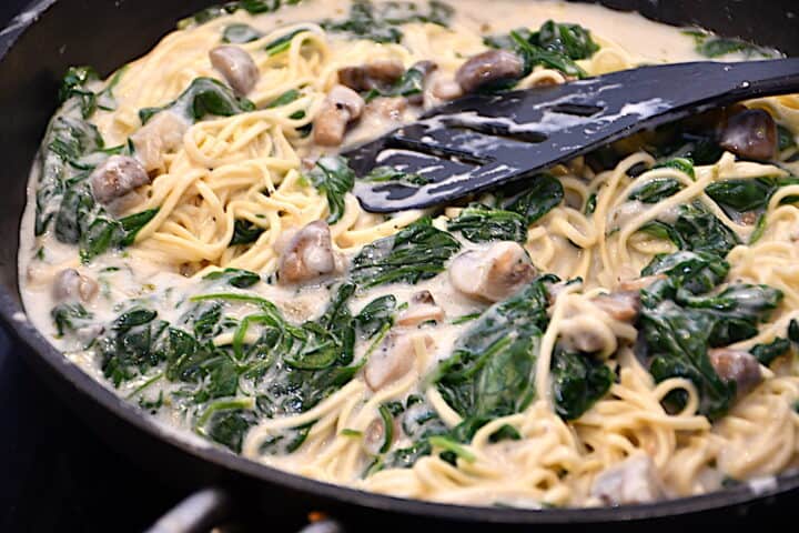 hvidløgspasta med spinat og champignon