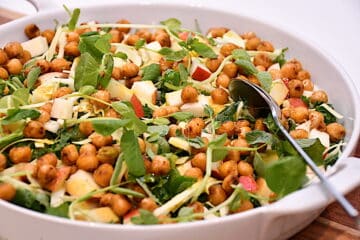 kikærtesalat med spidskål og æble