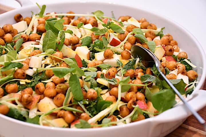kikærtesalat med spidskål og æble