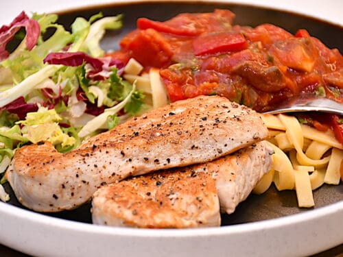 kalkunschnitzler med pasta og lækker sauce